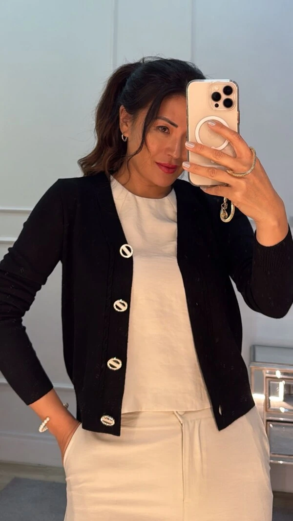 Cardigan Curto Liso Clarice Com Botão Cravejado Vazado