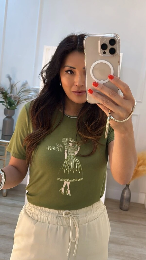 T-Shirt Estampa Mulher Com Chapéu Escrita Dark Green