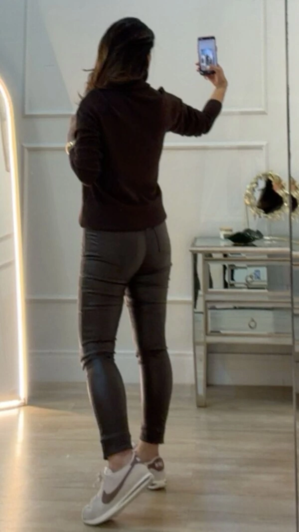 Calça Skinny Resinada Babi Botão Frontal