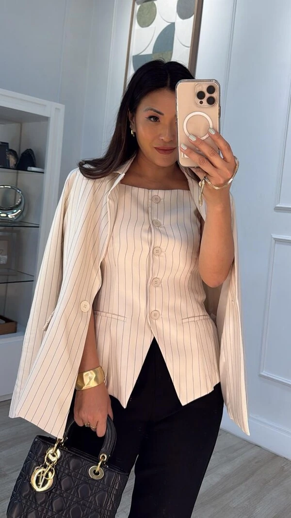 Blazer Alfaiataria Risca De Giz Camila Bolsos Frontais Com Lapela