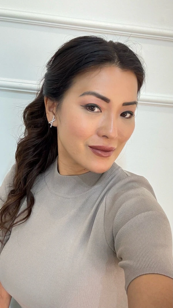 Brinco Transpassado Fino Cravejado