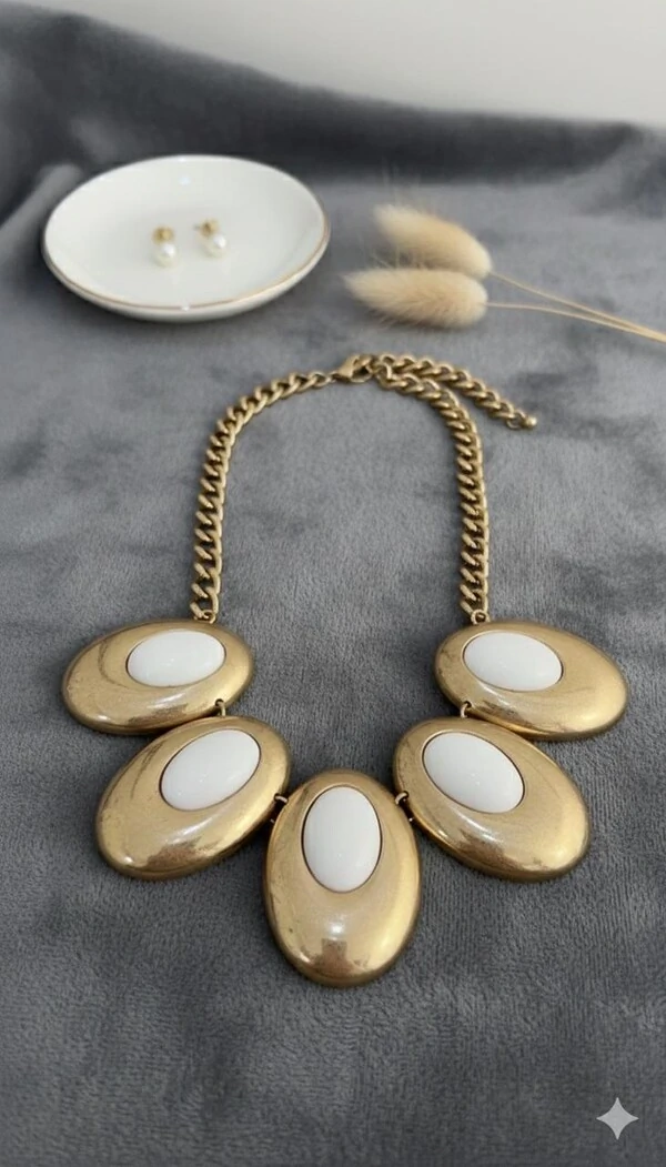 Colar Dourado Com Pingentes Ovais Detalhe Resinado