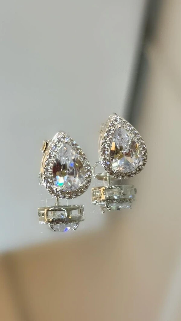 Brinco Gota Média Cravejada Em Strass