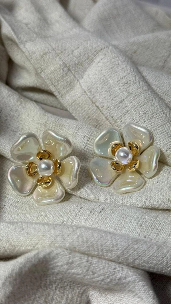 Brinco Grande De Flor Resinado Detalhe De Pérola