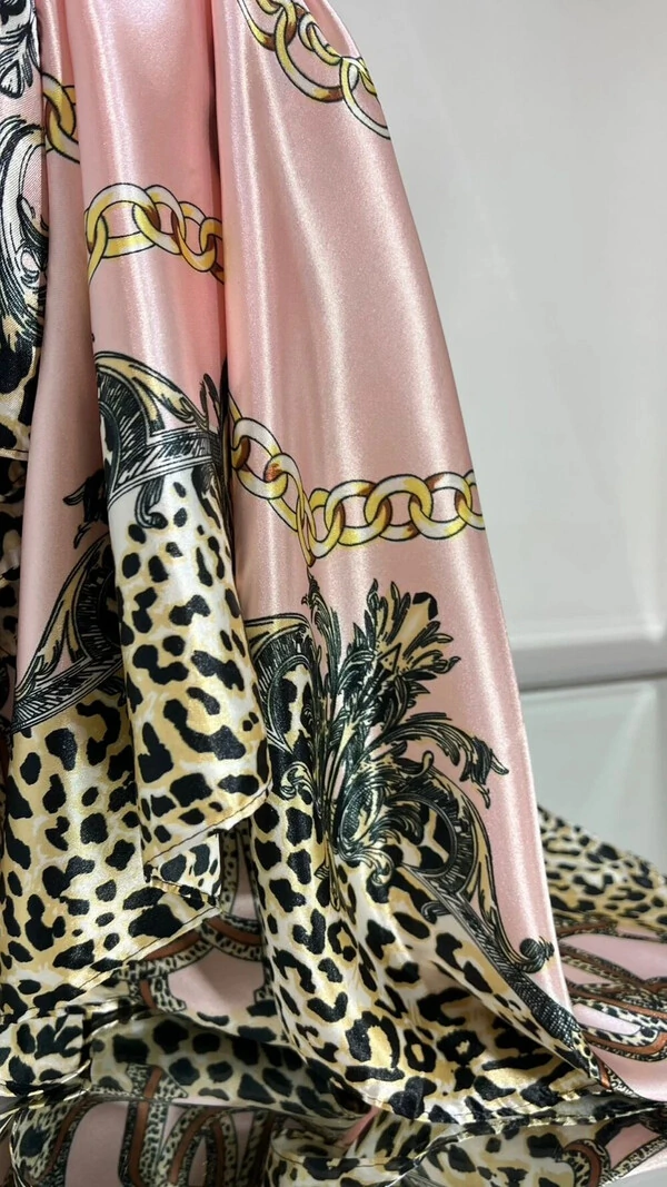 Lenço Acetinado Estampado Detalhe Em Animal Print