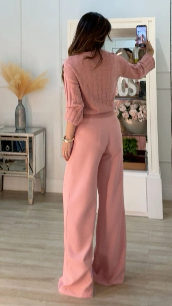 Calça Pantalona Alfaiataria Naomi Detalhe Martingalê Nos Bolsos