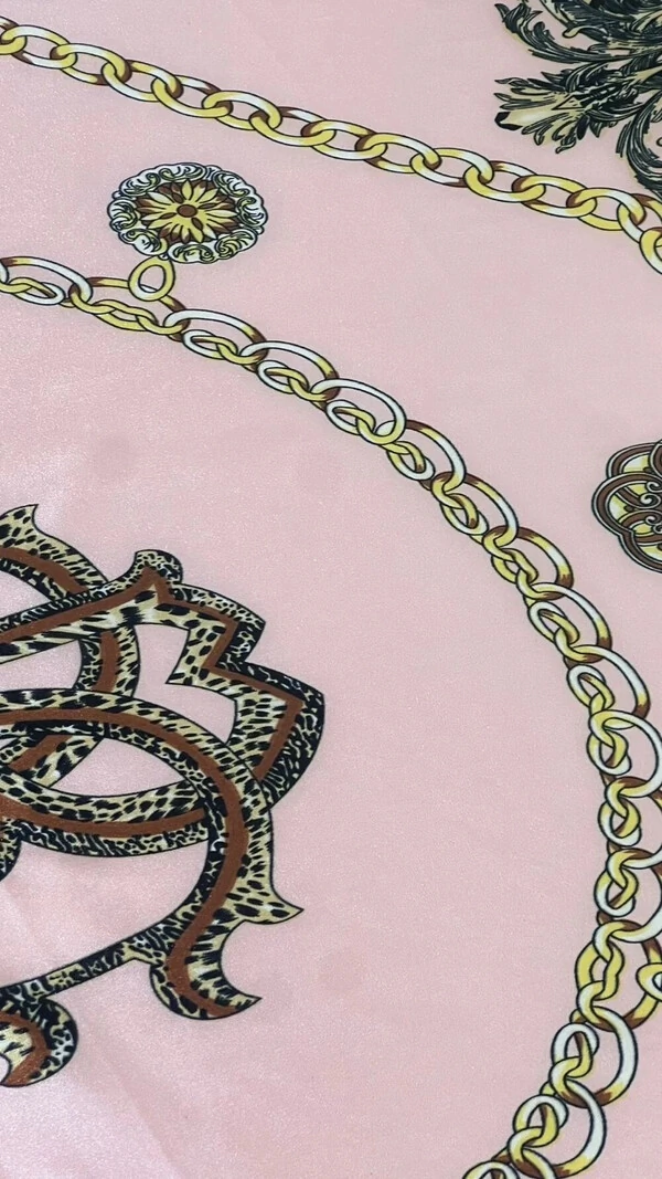 Lenço Acetinado Estampado Detalhe Em Animal Print