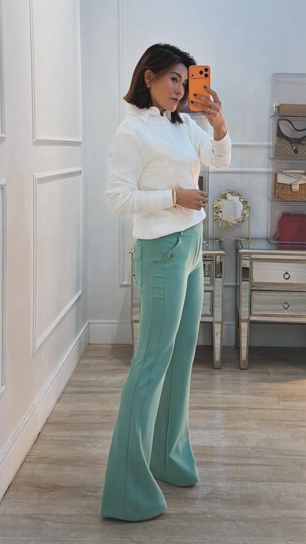 Calça Flare Pala Larga Daniela Bolsos Com Botão Prata