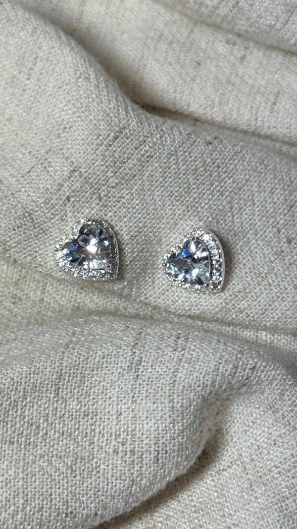 Brinco Pequeno Coração Cravejado Com Strass