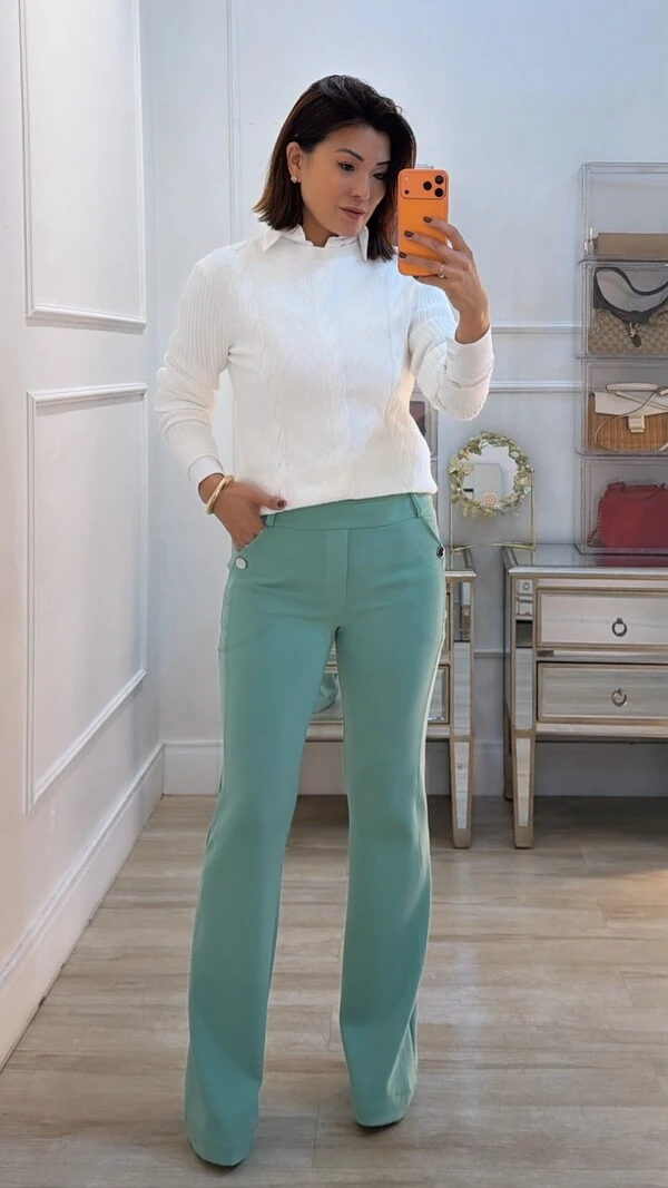 Calça Flare Pala Larga Daniela Bolsos Com Botão Prata