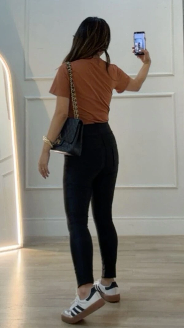 Blusa Malha Decote V Eliza Mangas Curtas