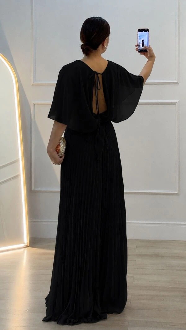 Vestido Longo Crepe Plissado Manga Capa Michelle Com Cinto Faixa