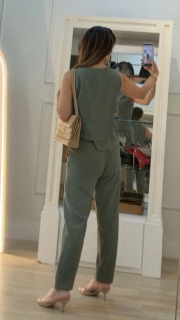 Calça Pala Larga Com Elástico Franzido Marilia Bolsos Detalhe De Recortes