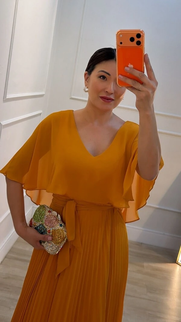 Vestido Longo Crepe Plissado Manga Capa Michelle Com Cinto Faixa