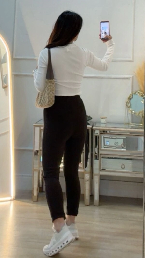 Calça Super Skinny Lívia Nervuras Em Recortes Na Pala