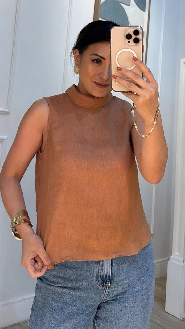 Blusa Regata Gola Alta Tati Posterior Com Botões Forrados