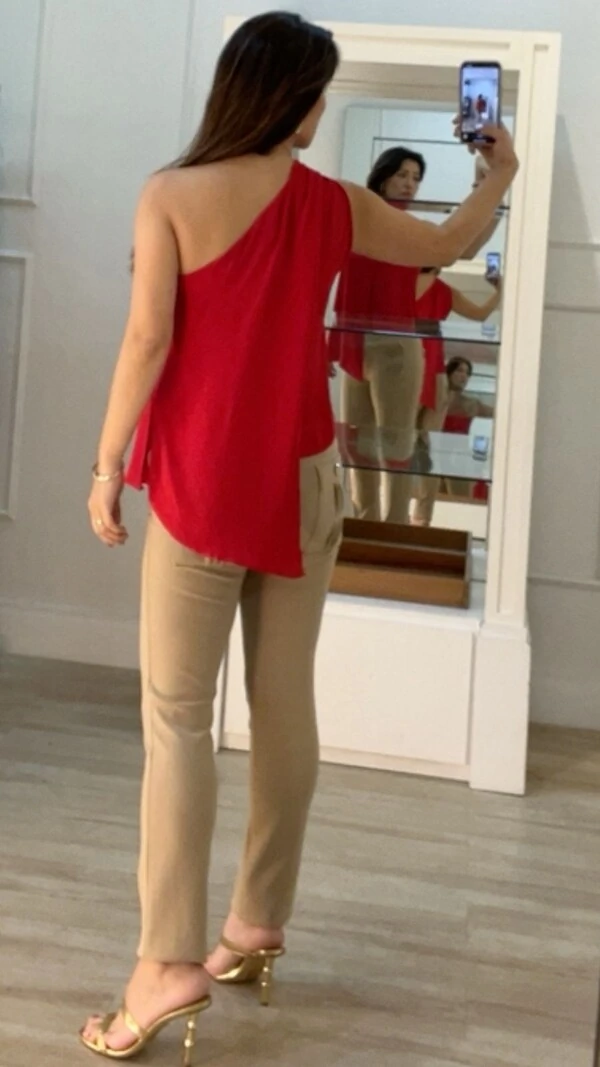 Blusa Ombro Único Detalhe Fivela Dourada Dayane Barrado Assimétrico