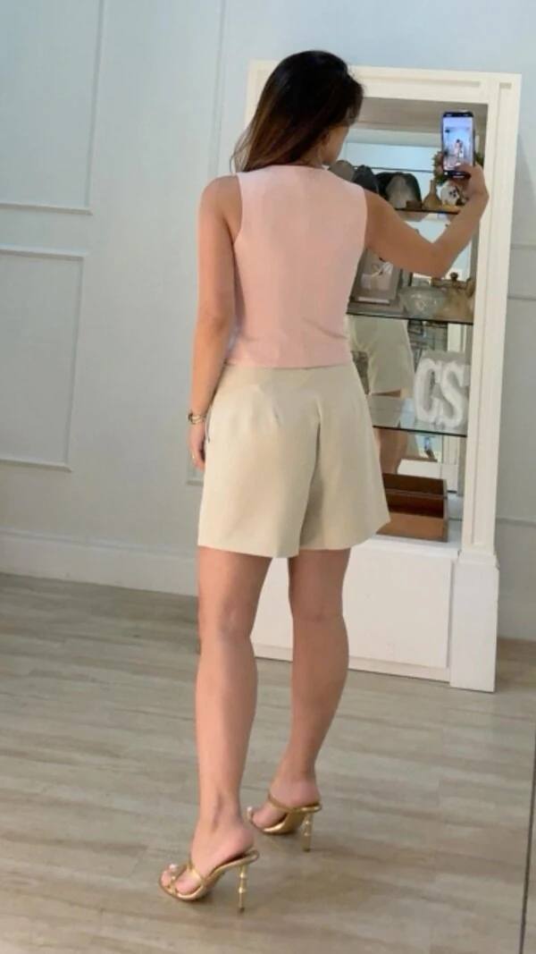 Shorts Alfaiataria Kayla Cinto Fino Com Fivela Oval Assimétrica