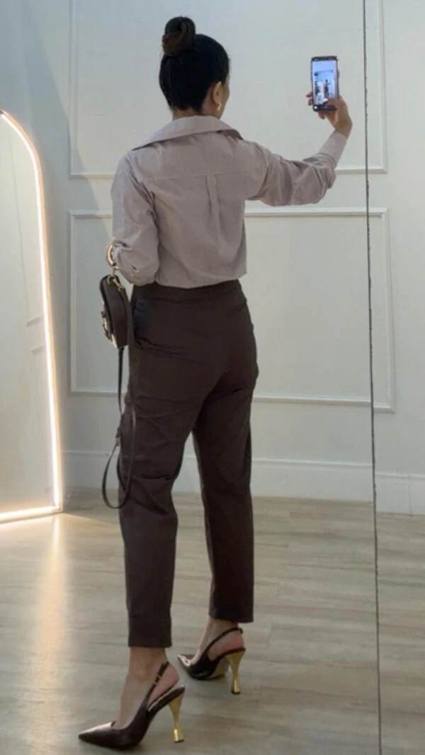 Calça Skinny Pala Com Elástico Franzido Posterior Isabella Fendas Laterais