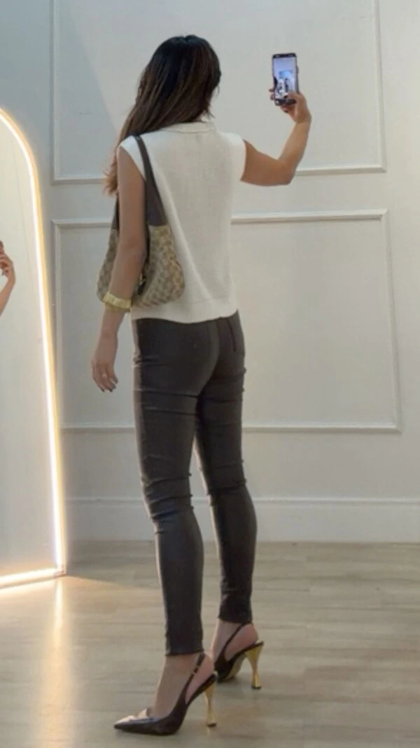 Calça Skinny Couro Eco Babi Botão Frontal