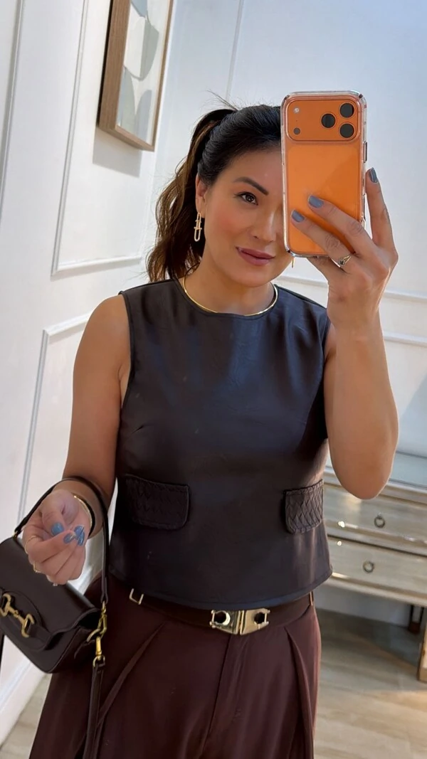 Blusa Regata Couro Eco Paty Lapela Com Detalhe Entrelaçado Texturizado