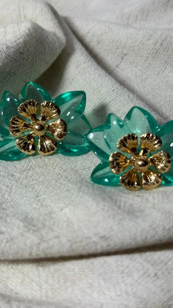 Brinco Flor Dupla Resinada Com Detalhe Dourado