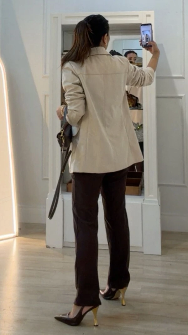 Casaco Suede Liz Com Bolsos Frontais e Botões Nos Punhos