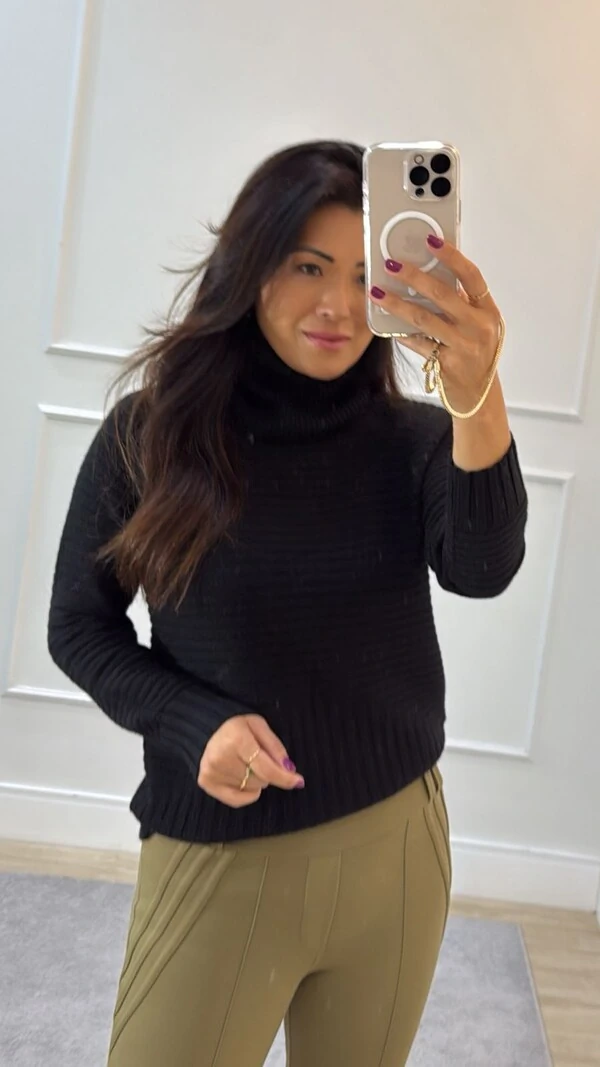 Blusa Tricot Gola Rolê Tati Nervuras Na Horizontal Detalhe Na Diagonal