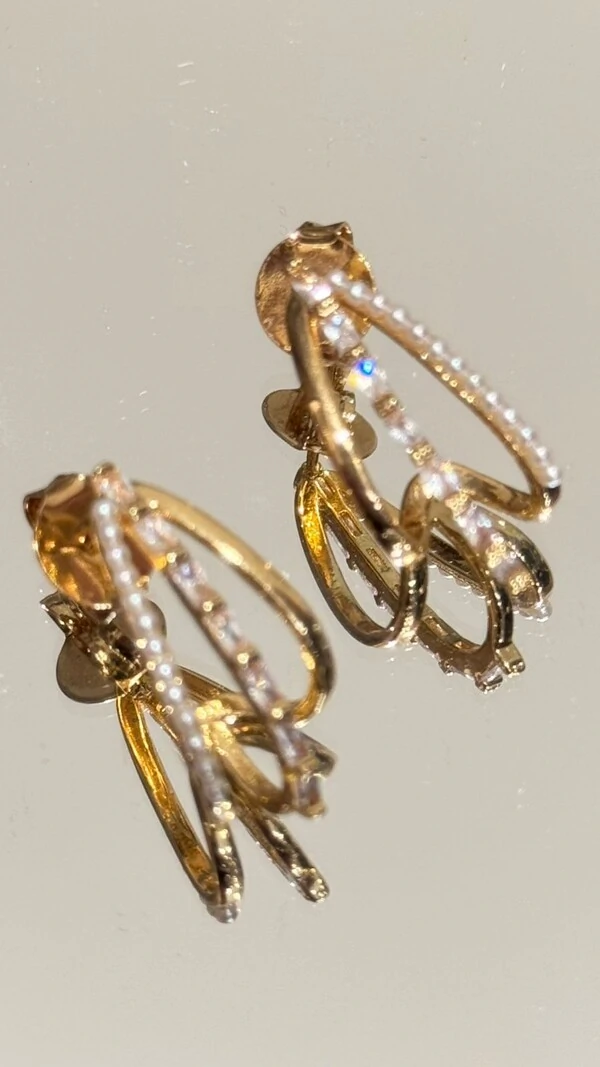 Brinco Gota Tripla Vazada Média Cravejada Em Strass