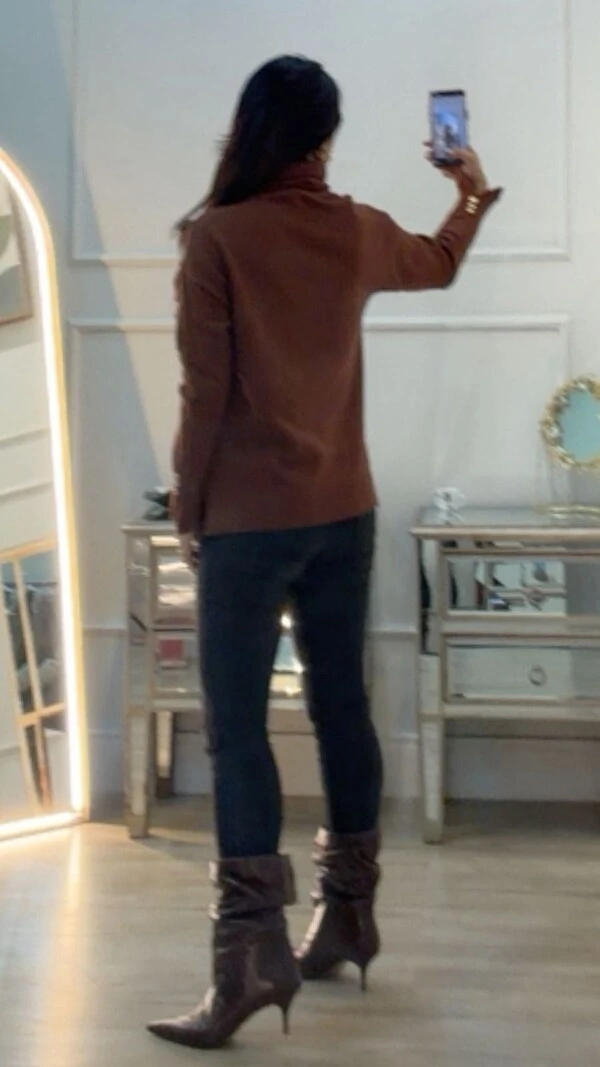 Blusa Ampla Tricot Gola Rolê Maisa Botões Dourados Nos Punhos
