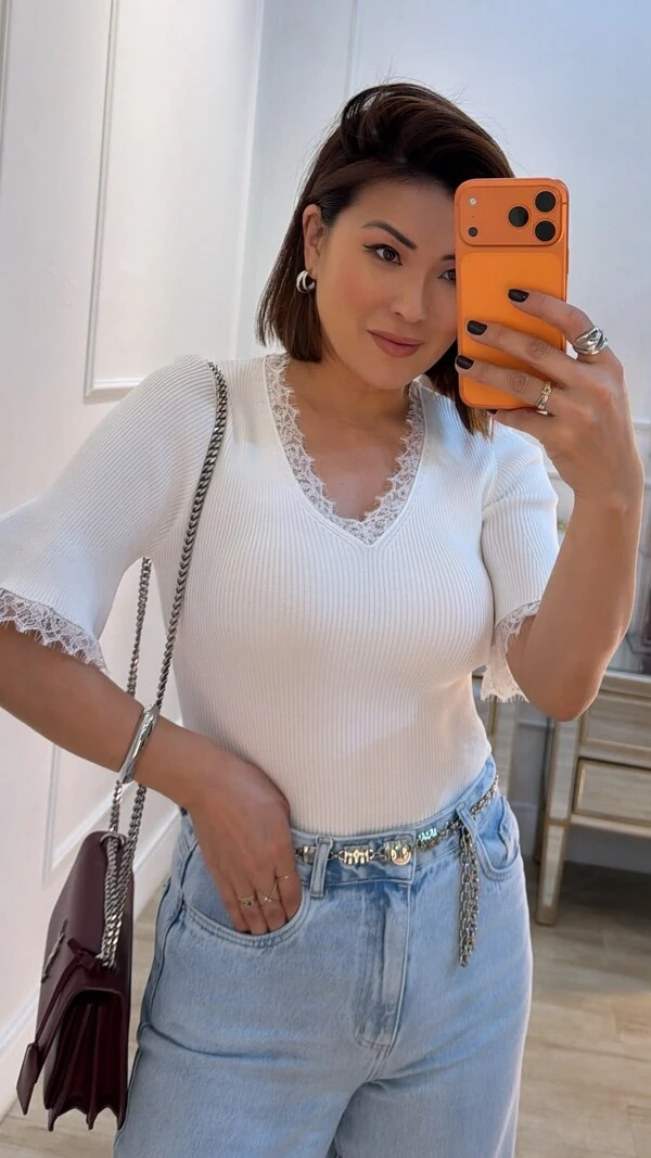 Blusa Canelada Decote V Hillary Mangas 3/4 Detalhe De Renda