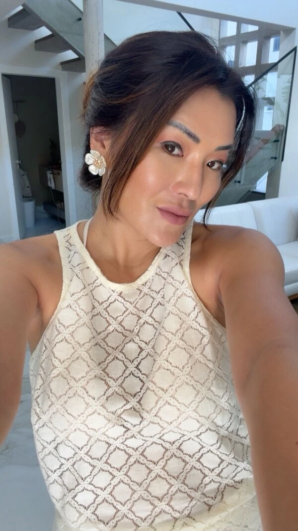 Brinco Maxi Flor Resinado Com Detalhe Cravejado Em Strass