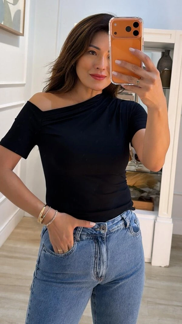 Blusa Malha Layla Ombro Vazado Detalhe Pregas