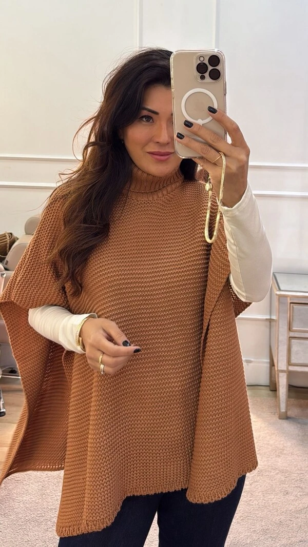 Poncho Tricot Luana Gola Rolê