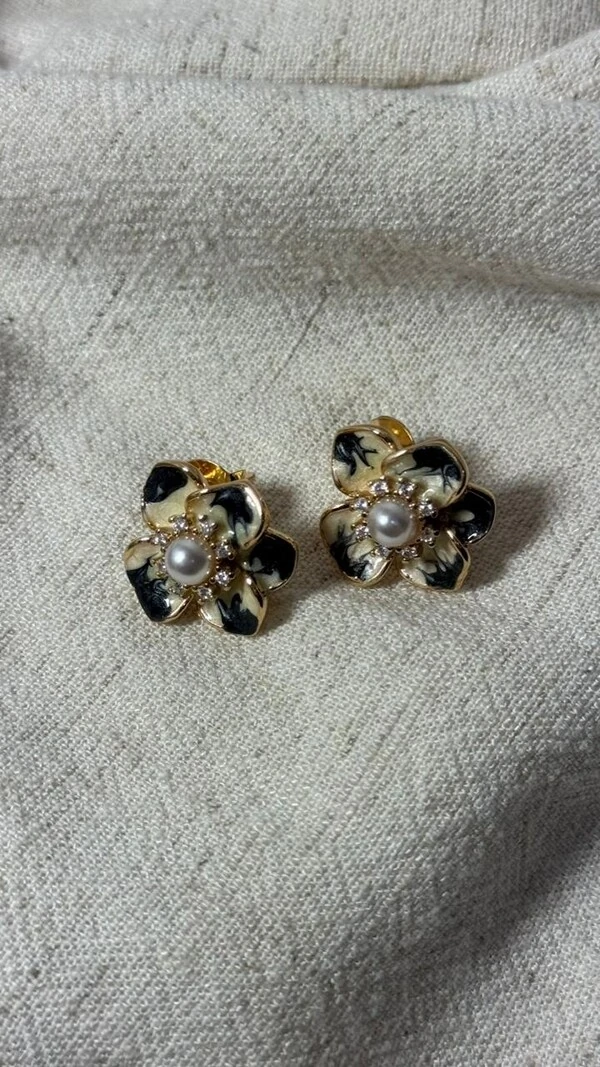 Brinco Flor Pequena Bicolor Miolo De Pérola