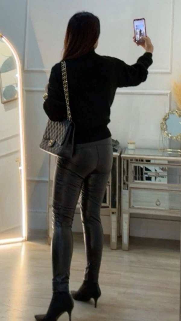 Blusa Tricot Gola Alta Michelly Detalhe De Pompons E Nervuras Em Losangos