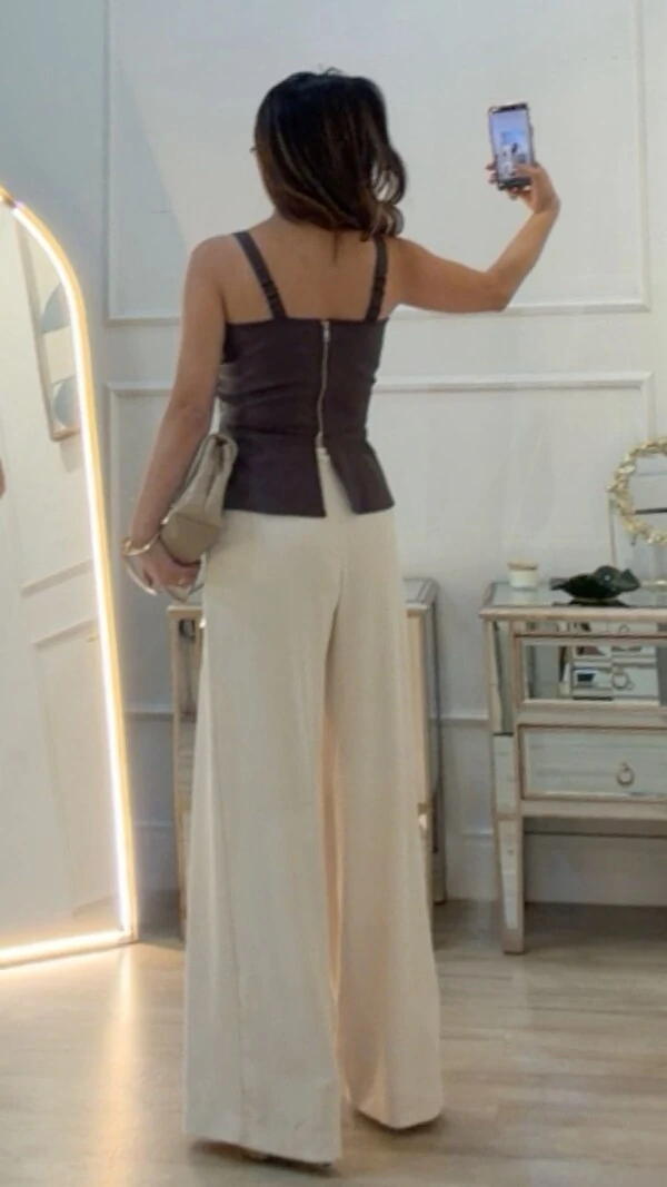 Blusa Peplum Couro Eco Decote Coração Jessie Fenda Posterior