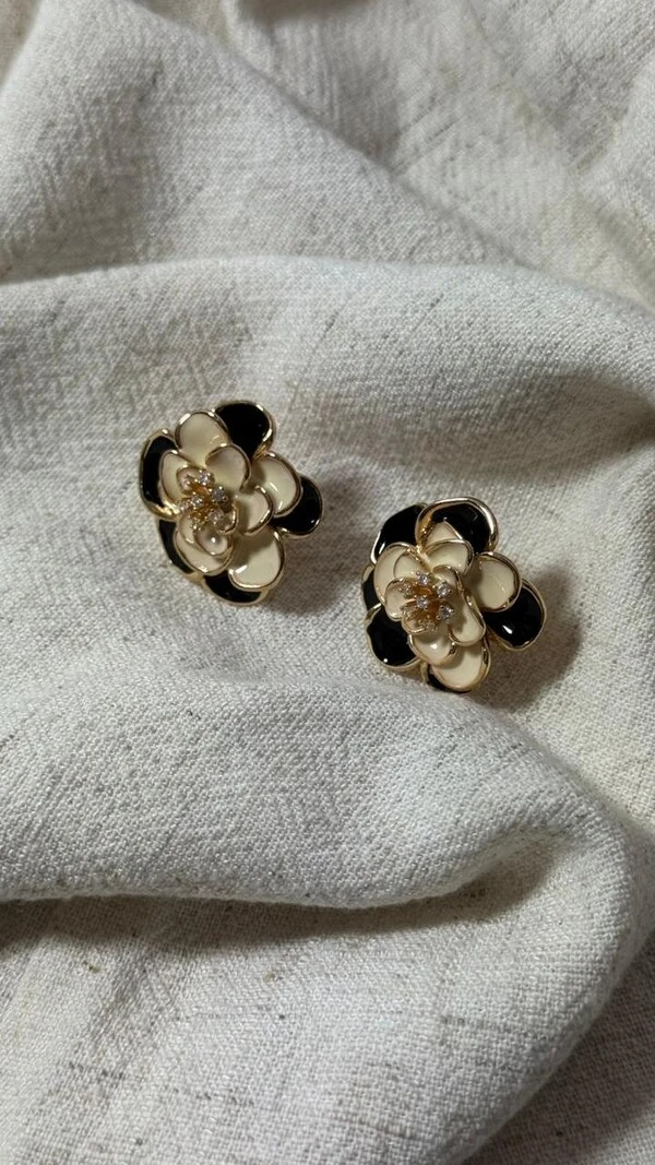 Brinco Média Flor Bicolor Miolo Strass