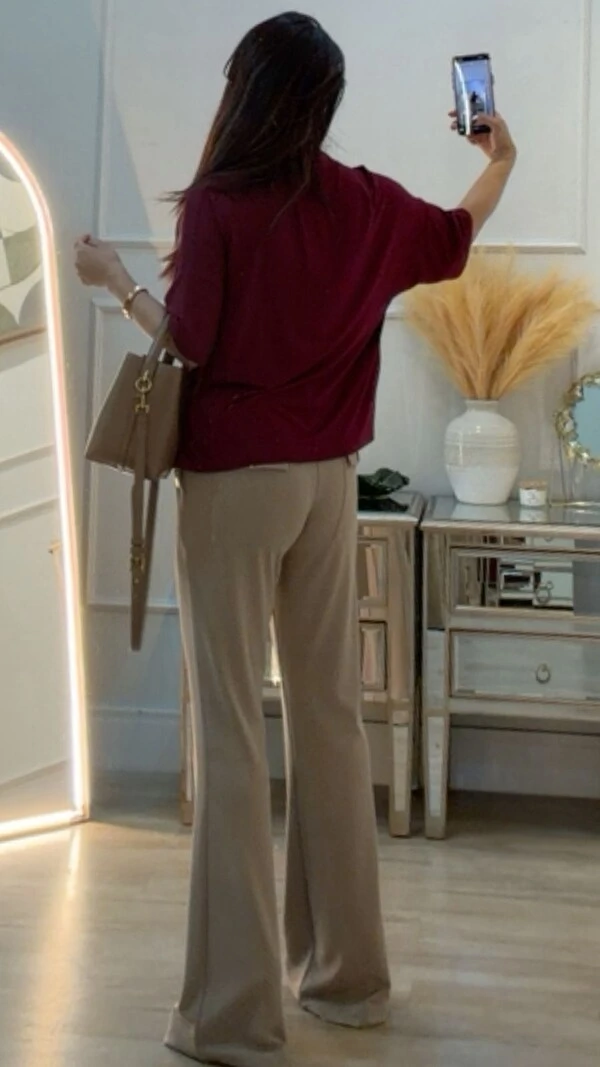 Calça Flare Crepe Simone e Botões Dourados
