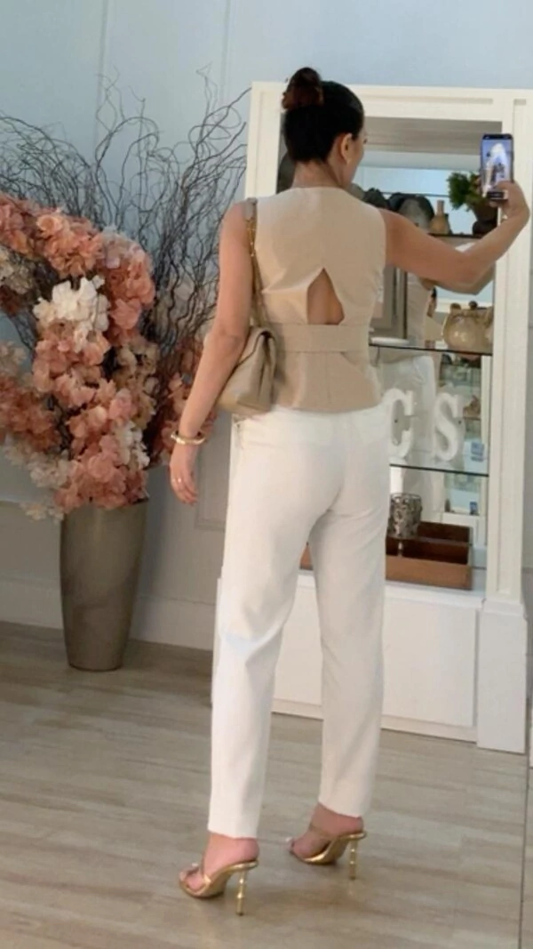 Colete Alfaiataria Cavado Yandra Recorte Vazado Triangular Posterior E Cinto Faixa Pespontada