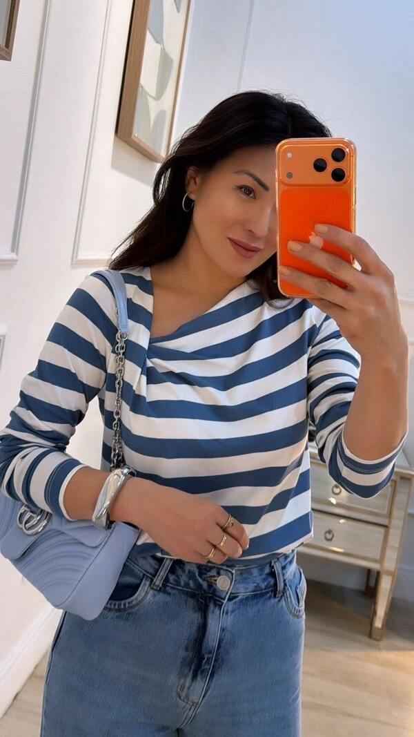 Blusa Listrada Dafne Detalhe De Prega Frontal