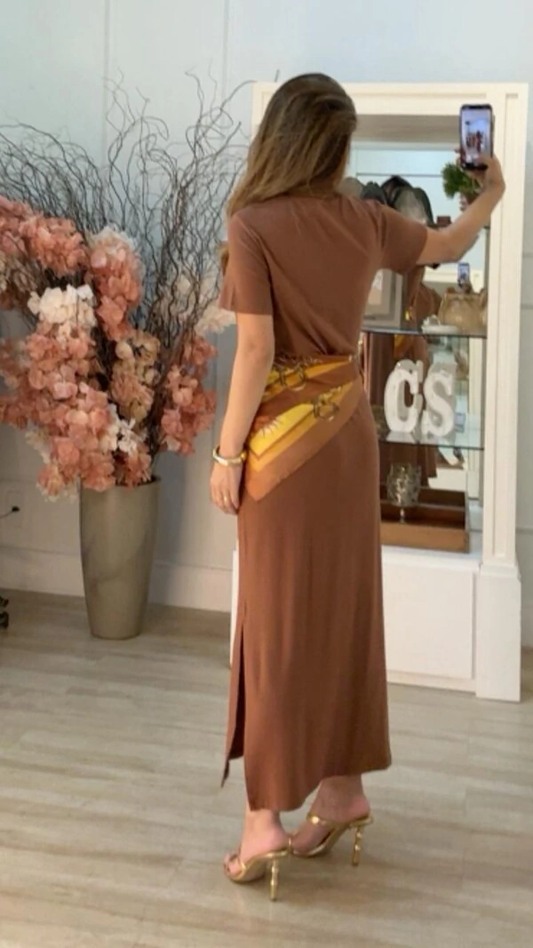 Vestido Midi Malha Gola Careca Simone Fendas Laterais
