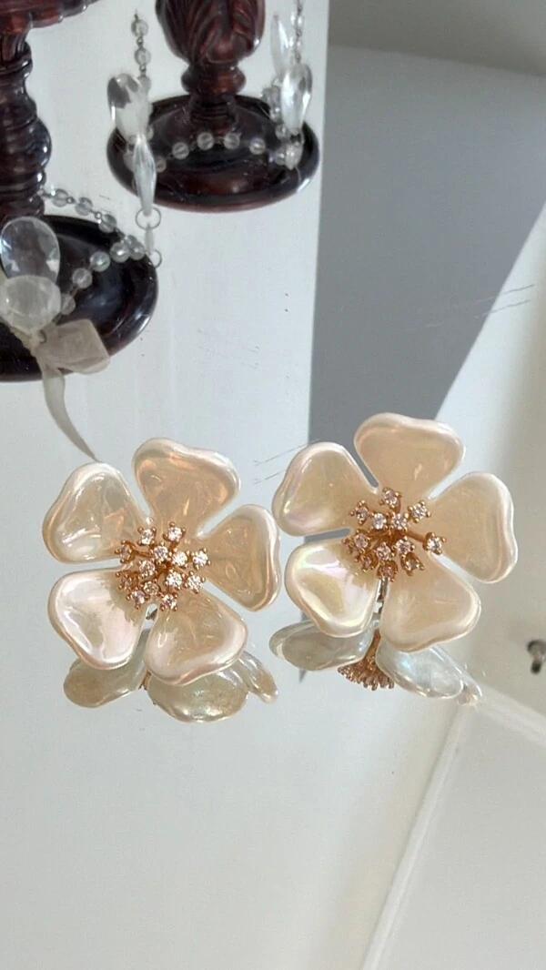 Brinco Maxi Flor Resinado Com Detalhe Cravejado Em Strass