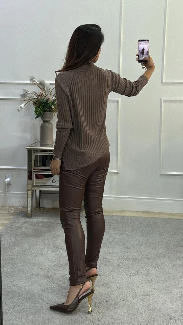 Blusa Tricot Grenda Gola Alta Nervuras E Detalhes Texturizados