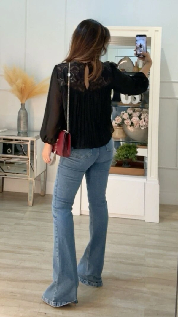 Blusa Crepe Plissada Flávia Detalhe De Renda Com Sianinha