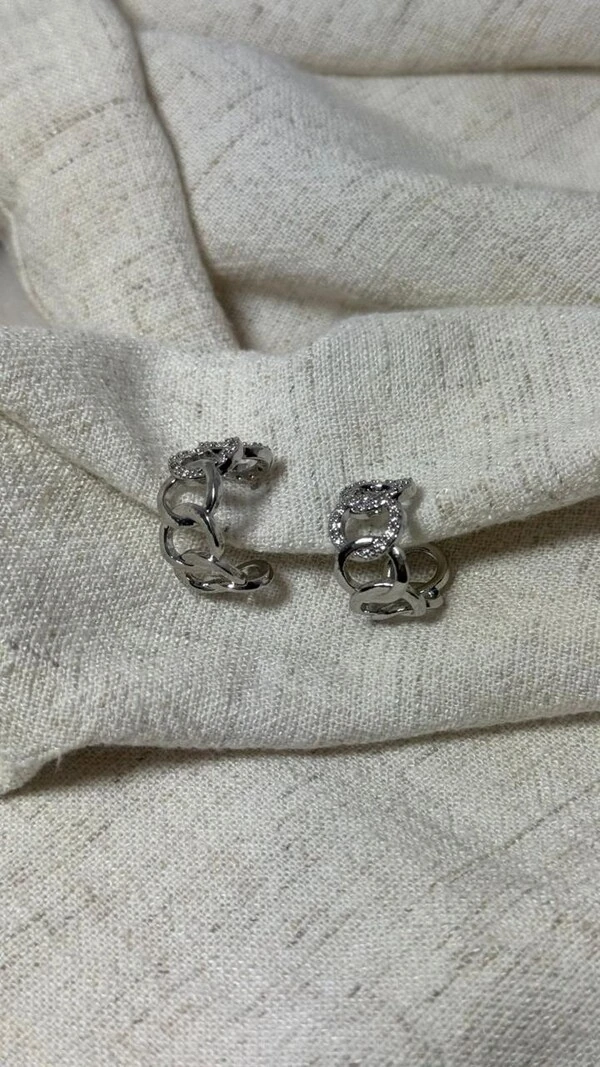 Brinco Argola Pequena Elos Com Strass