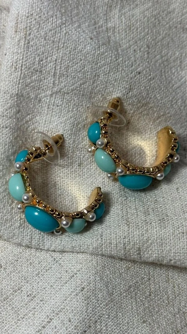 Brinco Argola Média Com Bolotas Resinadas E Mini Pérolas