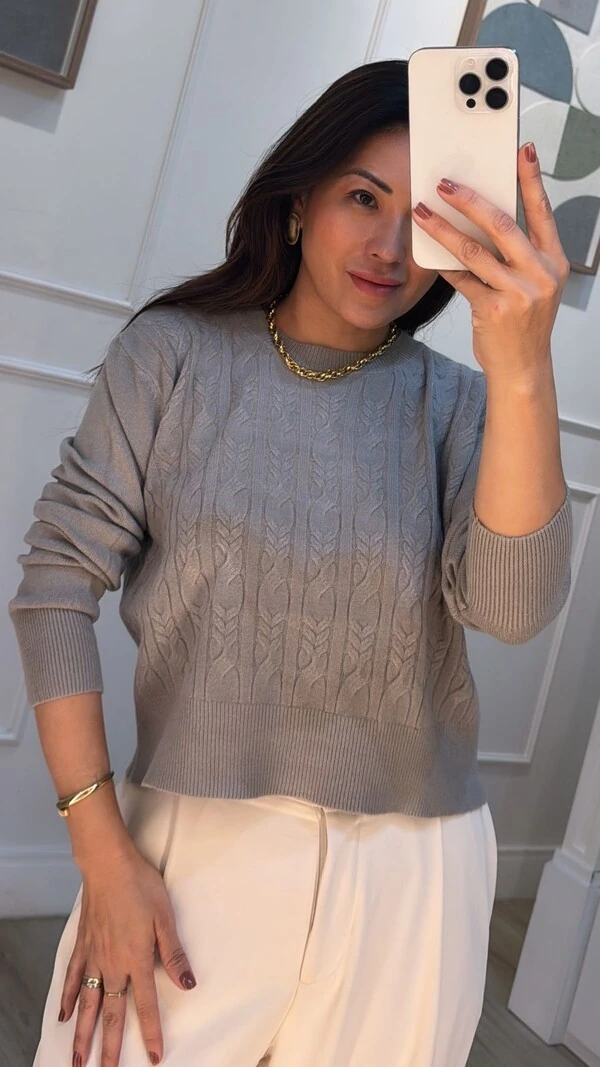 Blusa Tricot Leila Parte Frontal Com Maxi Nervuras E Trançados Verticais