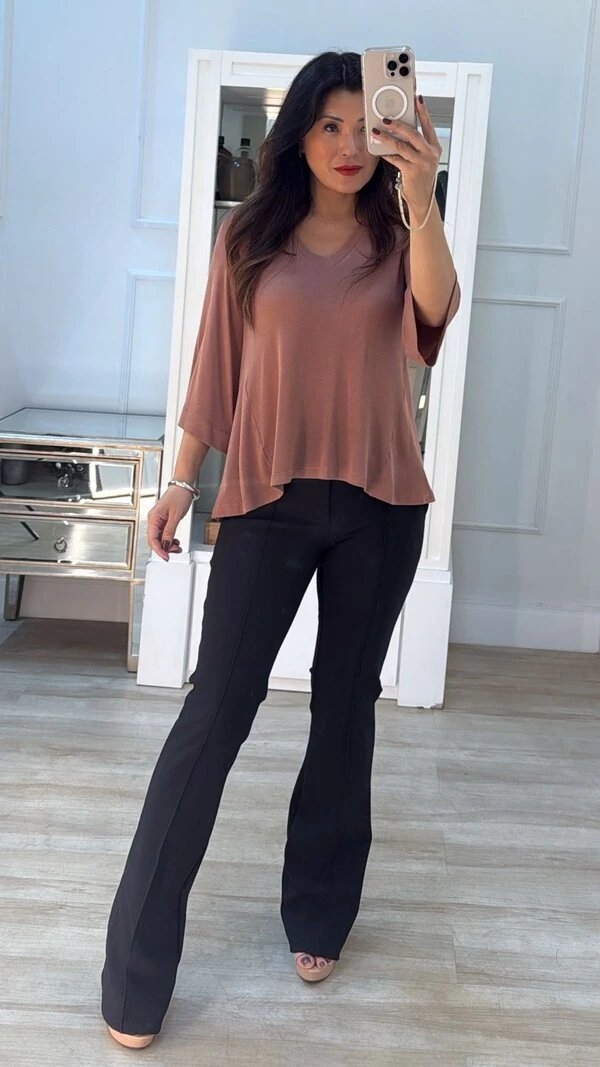 Calça Reta Nervura Frontal Jessica Bolsos Posteriores Com Botões Prata