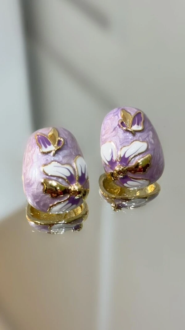 Brinco Oval Dourado Com Detalhe Texturizado De Flor